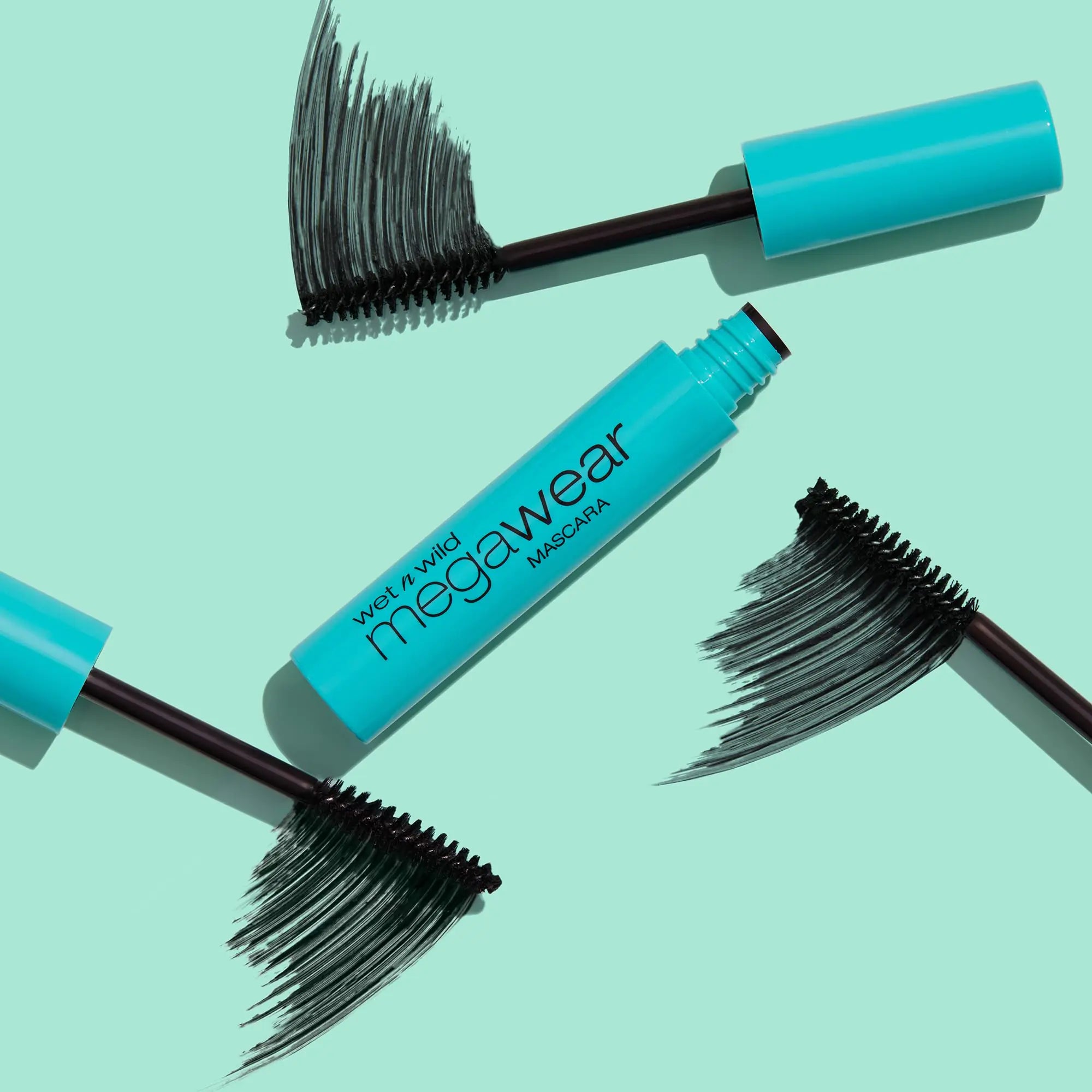 Healthy Lashes, Enriched 
Define Megawear Mascara Gel