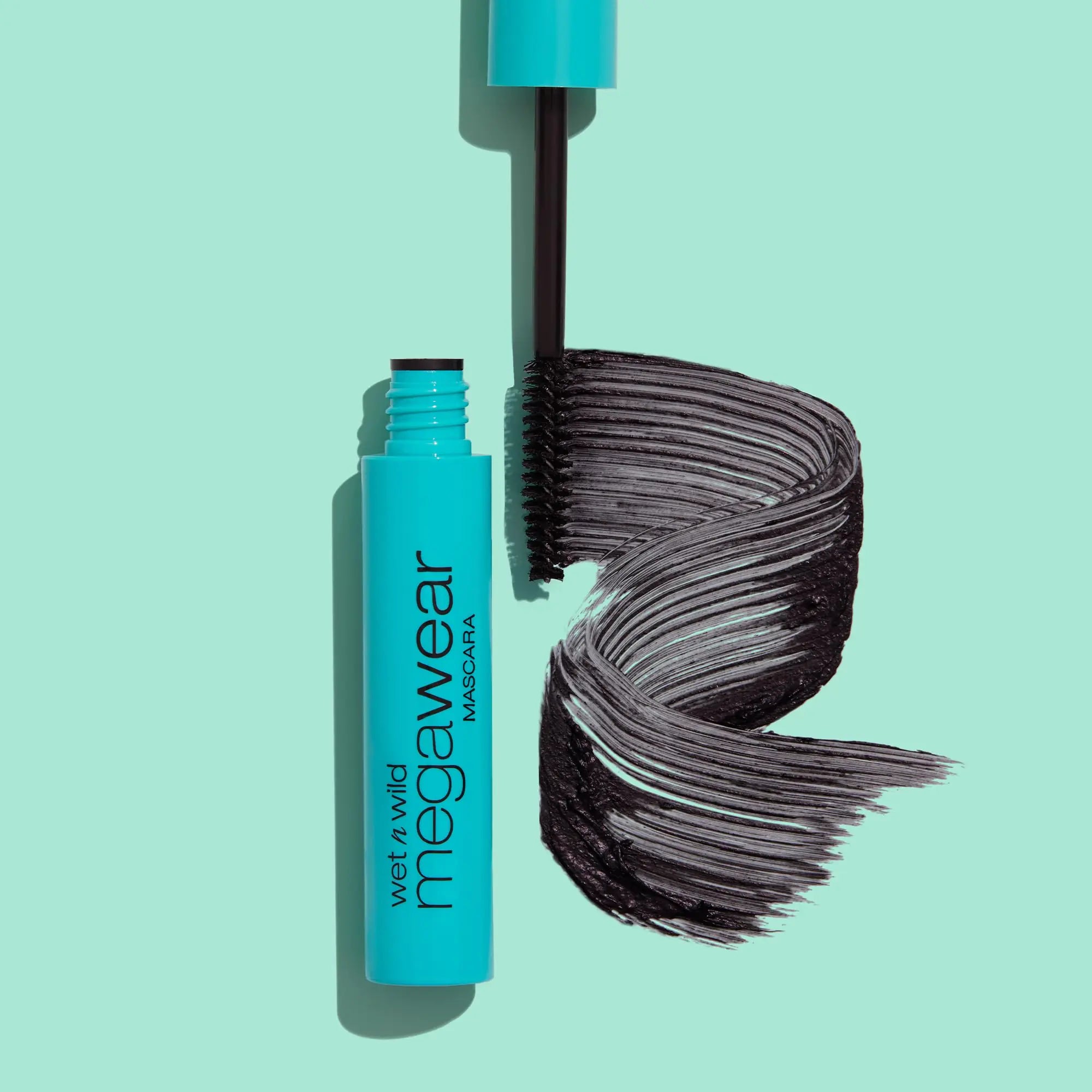 Healthy Lashes, Enriched 
Define Megawear Mascara Gel